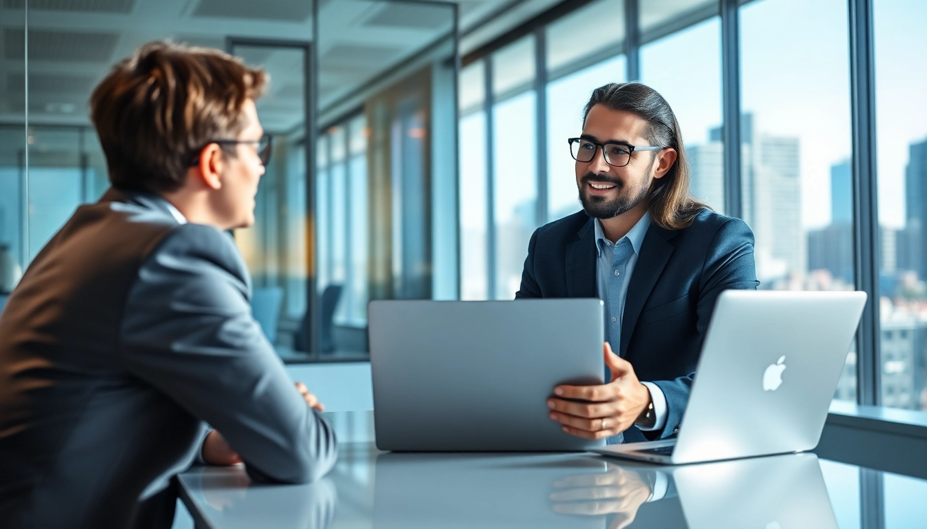Headhunter IT im Gespräch mit einem Klienten in einem modernen Büro.