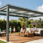 Moderne Terrassenüberdachung in einem Garten mit Familie und sonnigem Wetter.